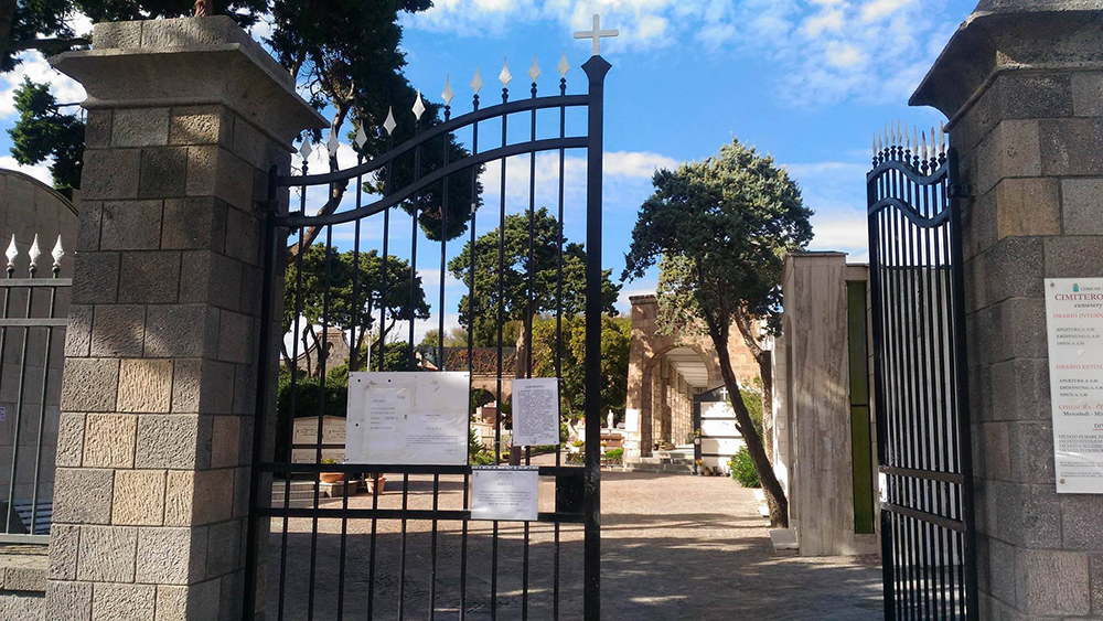 Niente sanificazione per il cimitero di Forio, ci pensano i dipendenti (video)