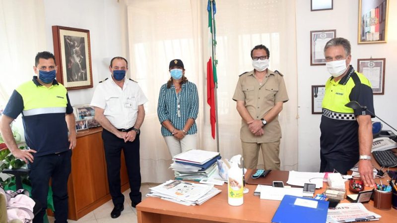 Solidarietà. L’equipaggio della Achernar dona un buono per acquistare beni primari alla polizia di Ischia