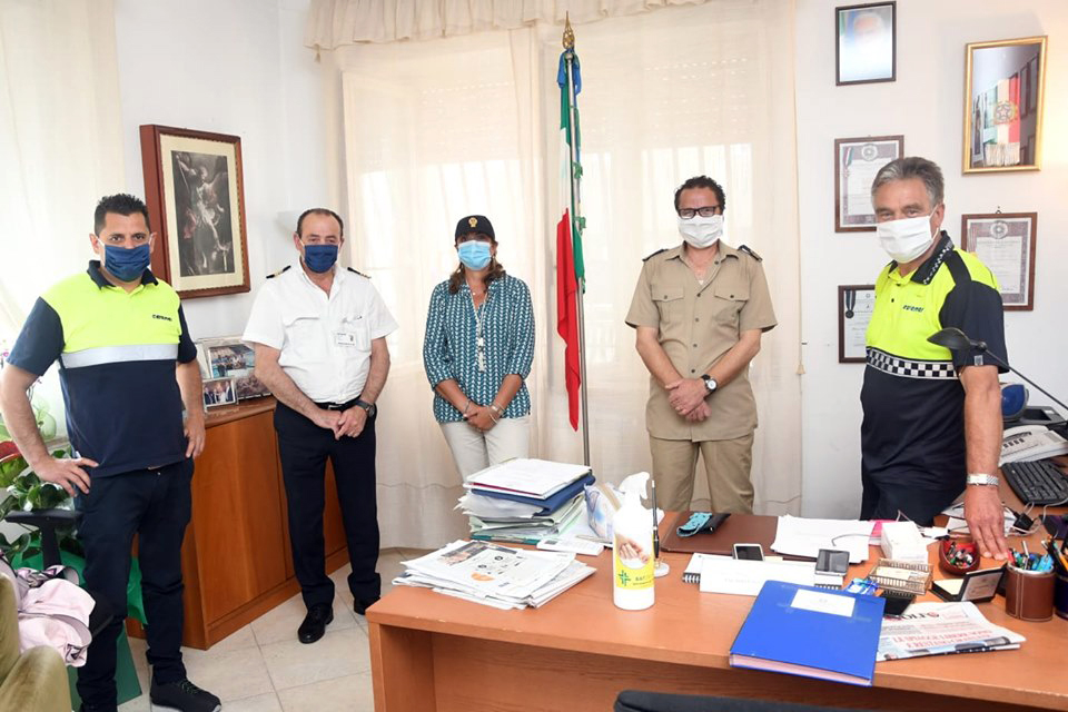Solidarietà. L’equipaggio della Achernar dona un buono per acquistare beni primari alla polizia di Ischia