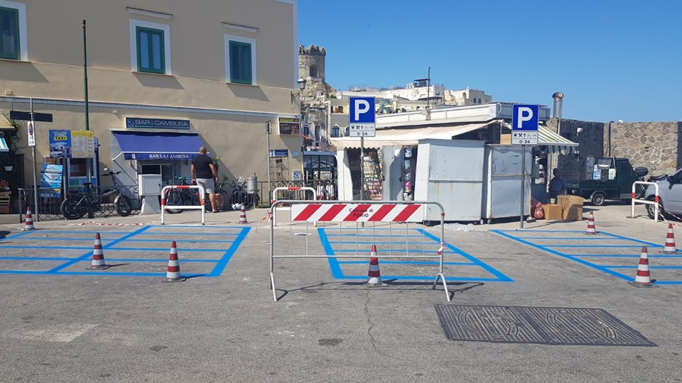 Forio: strisce blu anche per i motorini. “Del Deo vattene, ci stai uccidendo”