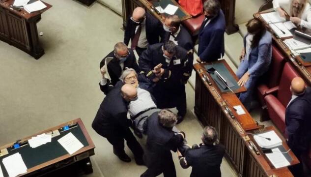 Caos alla Camera: Sgarbi trascinato via con la forza