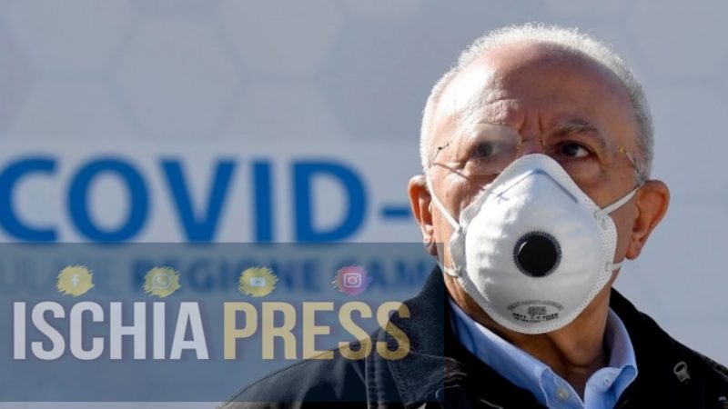 CARD VACCINO / Delirio di onnipotenza di De Luca