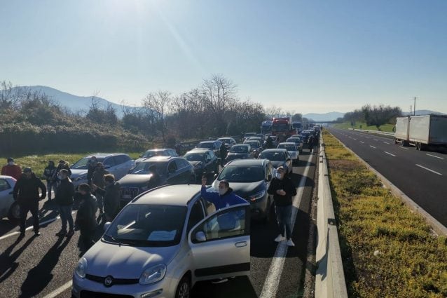 PROTESTE / Ristoratori bloccano l’autostrada