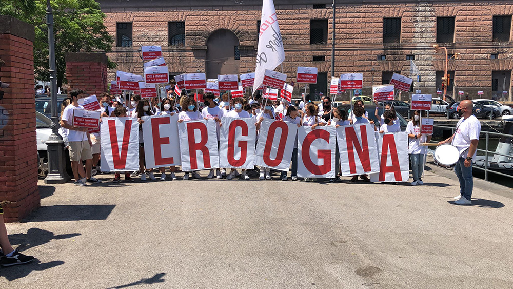 Protesta contro la Marina che vuole chiudere la scuola dei ragazzi disagiati di Napoli