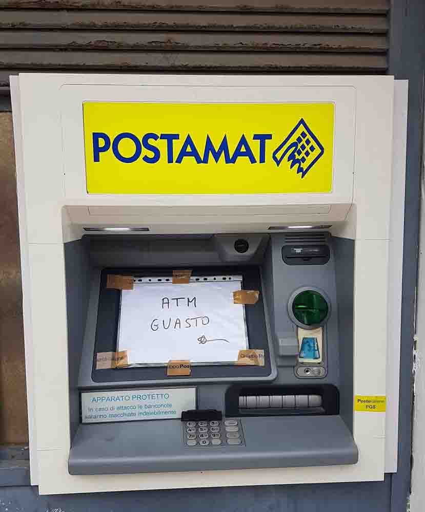 Piove sul bagnato, preso a pugni l’unico sportello bancomat a Panza