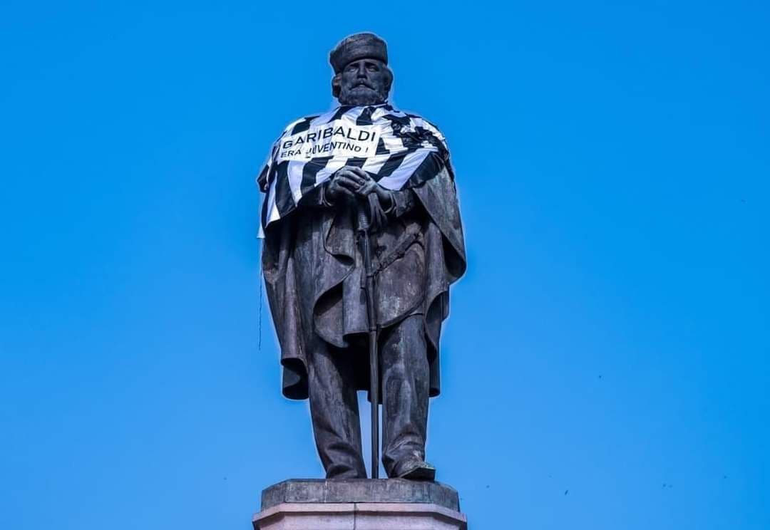 “Garibaldi era juventino”. Spunta la maglia bianconera sulla statua a Napoli!