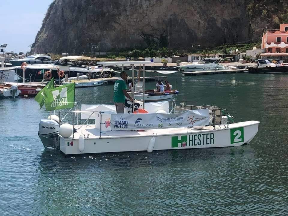 Gli spazzamare di SalviAmo Nettuno in azione per ripulire il mare di Ischia