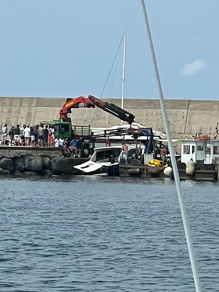 Imbarcazione finisce sulle “camerate” a Forio nella notte, questa mattina le operazioni di ripescaggio
