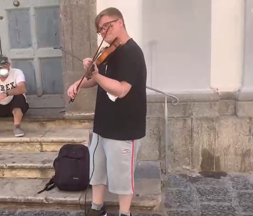 Forio, giovane talentuoso viene ogni anno  per mantenersi agli studi (video)