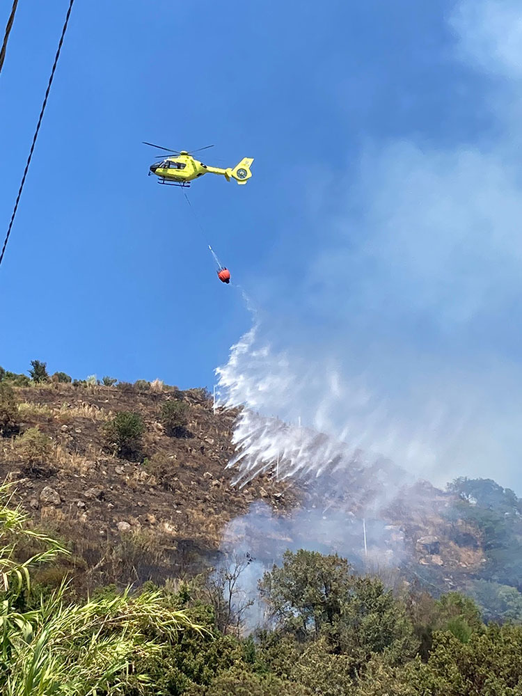Incendio a Barano, si lotta contro il tempo (video)