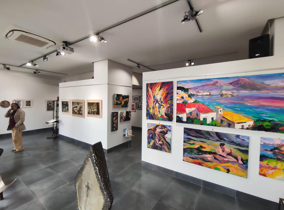 “Sinergie vs Segno”, la mostra d’arte che lega Ischia e Pozzuoli