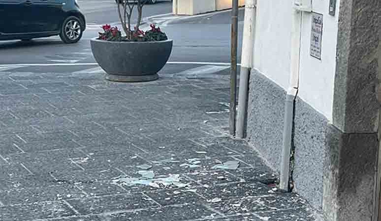 Lampione caduto ieri. Quei vetri rotti per terra li devo alzare io?