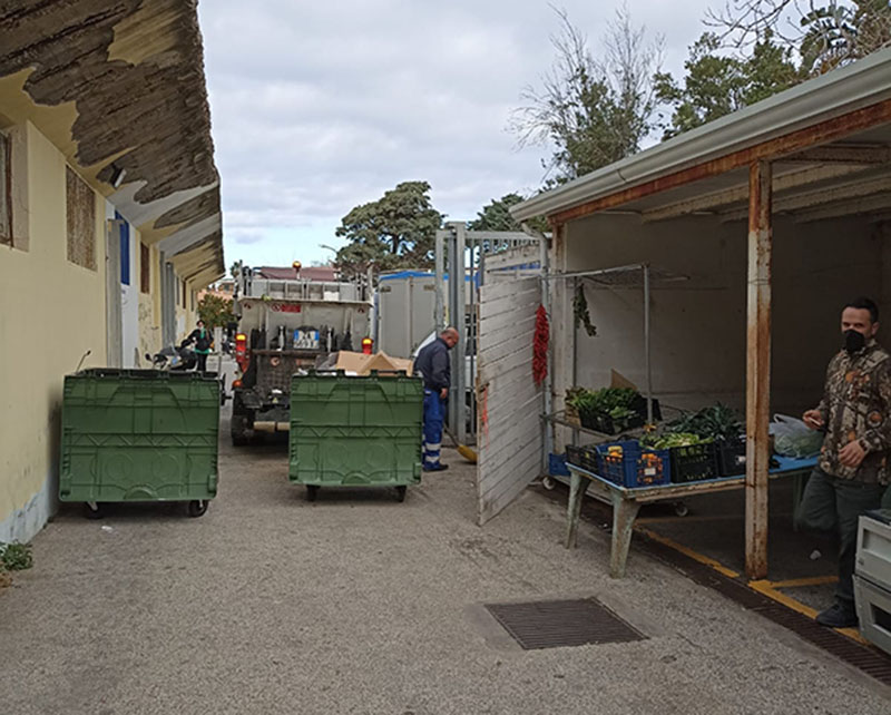 Mercato di Forio: alle 11:00 devono ancora devono raccogliere i rifiuti (video)