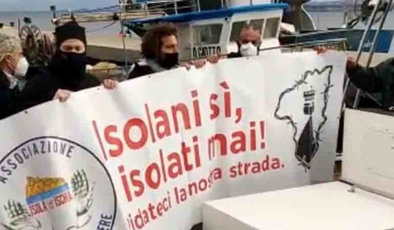 Imbarcazione parte da Ischia verso Monte di Procida. Per dire “no” al green pass (video)