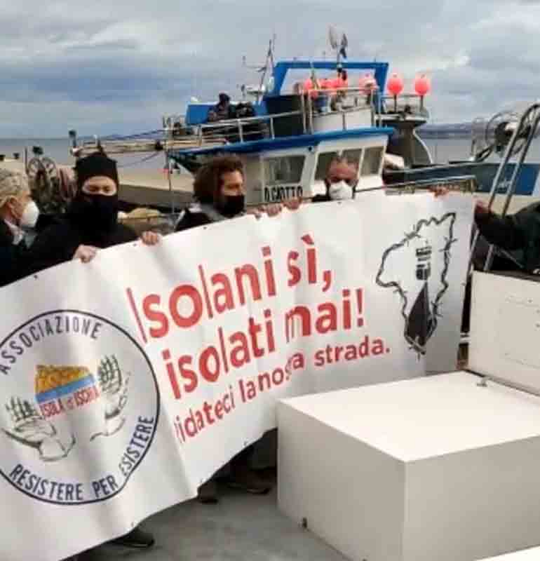 Imbarcazione parte da Ischia verso Monte di Procida. Per dire “no” al green pass (video)