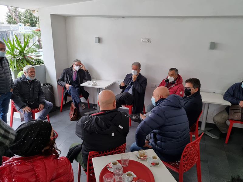 Un decreto odioso e infame del banchiere massone costringe gli isolani a essere isolati