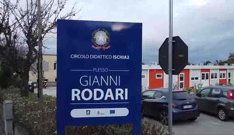 Sedici giorni per costruire la prima scuola modulare a Ischia (video)