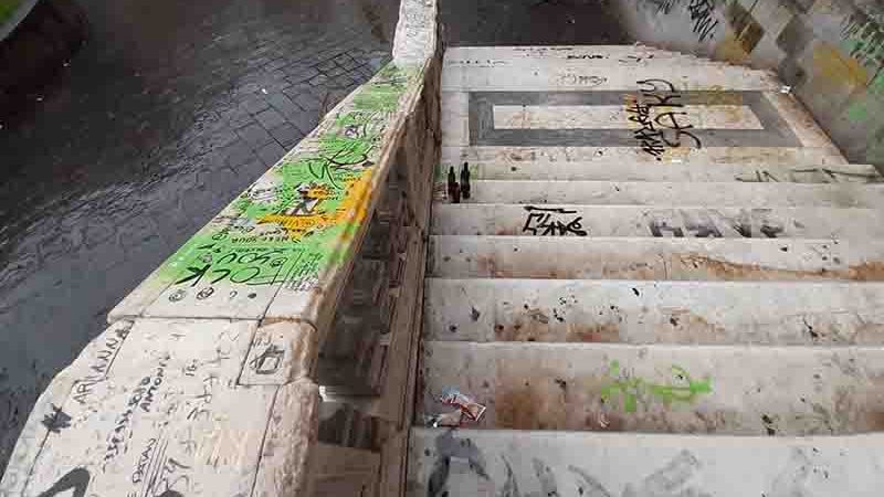 Imbratta facciata della Chiesa di Santa Chiara, fermata e denunciata 34enne (video)