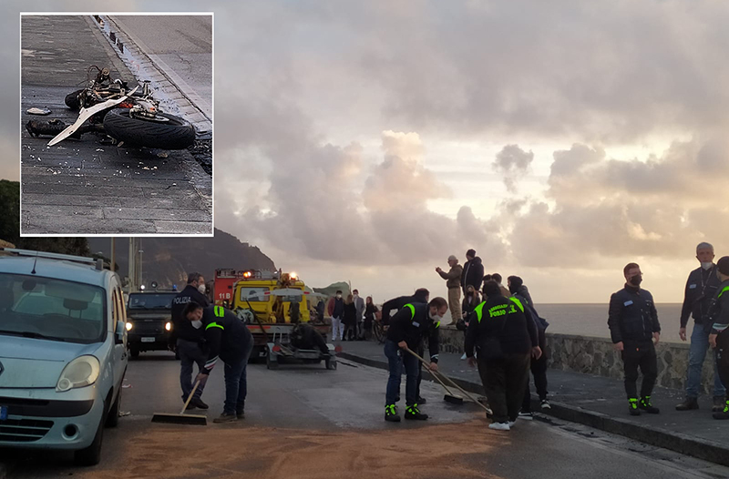 Moto sbatte contro un palo della luce e prende fuoco, feriti i due centauri