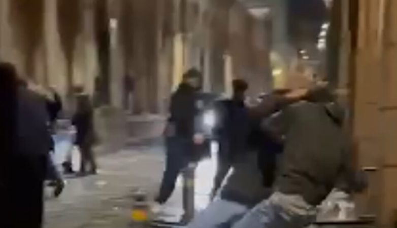 Movida violenta a Napoli, 14enne picchiato con un tirapugni per difendere la fidanzatina