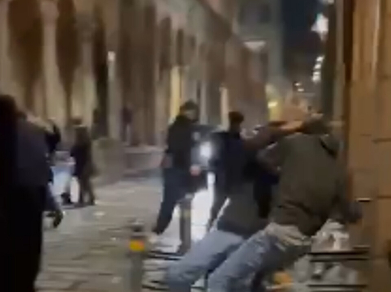 Movida violenta a Napoli, 14enne picchiato con un tirapugni per difendere la fidanzatina