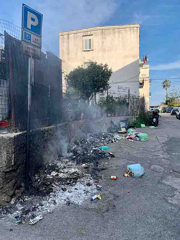 Incendiata la spazzatura a Monterone, i cittadini sono allo stremo (video)