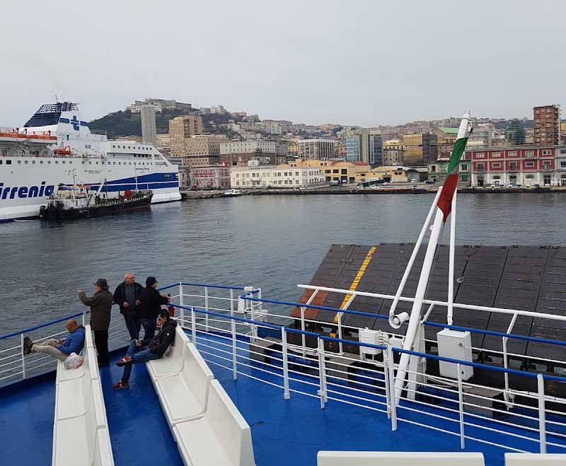 Calata di Massa. Il traghetto Caremar parte con un’ora di ritardo