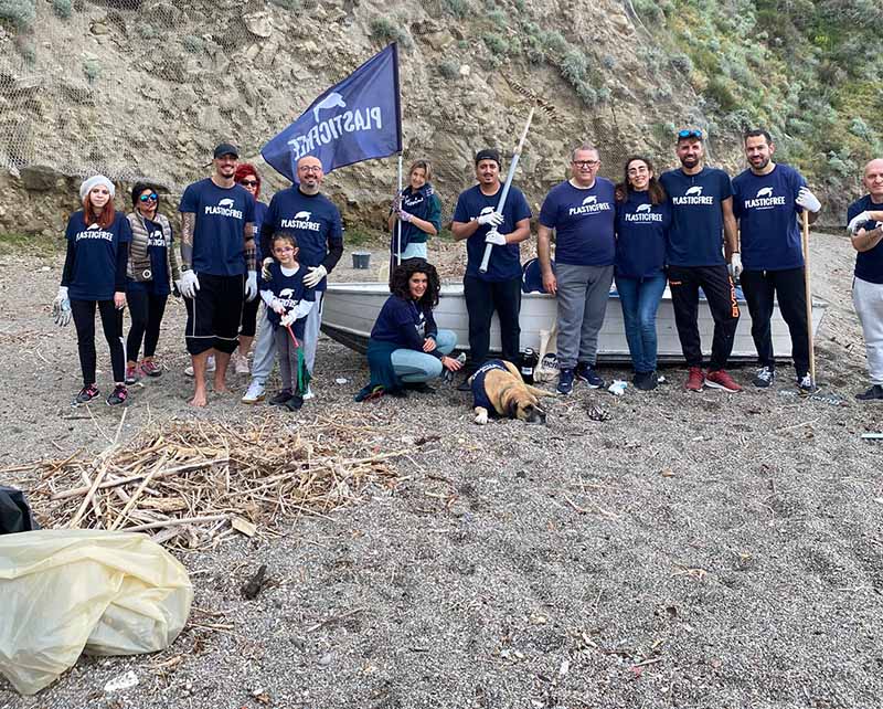 Oggi Plastic Free a Barano ha ripulito l’arenile lato Petrelle (video)