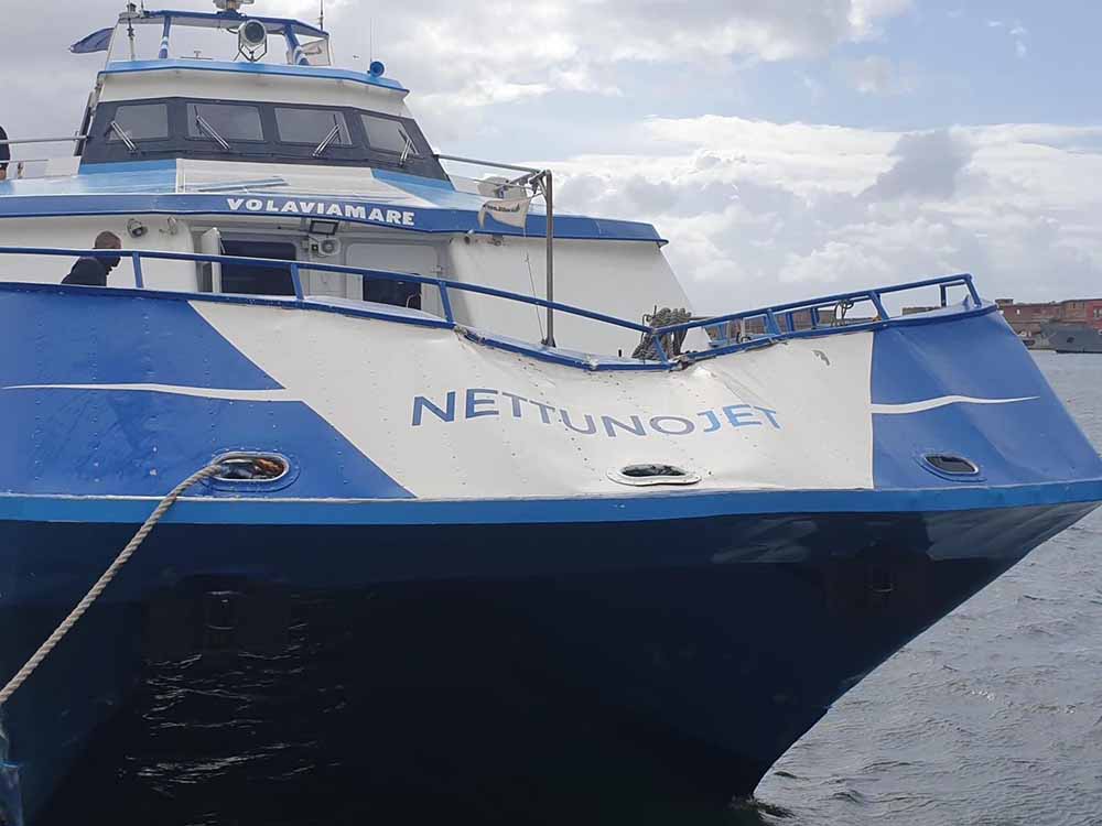 Onda anomala sfonda il vetro dell’aliscafo e imbarca acqua da prua (video)