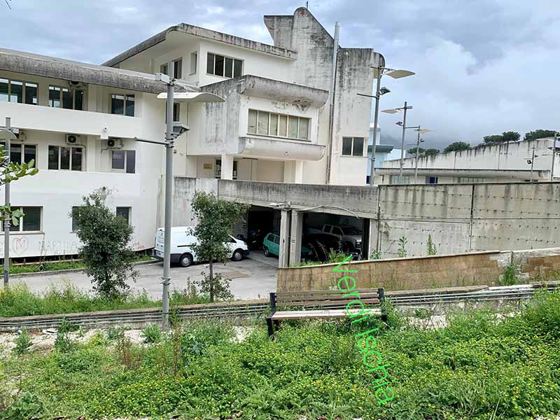La situazione allucinante di degrado del Polifunzionale di Ischia (video)