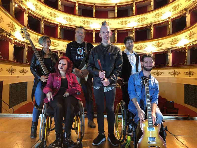 A “Scuola per Mare”. Inclusione, ironia e Sbrock. Concerto a Lacco dei Ladri di Carrozzelle