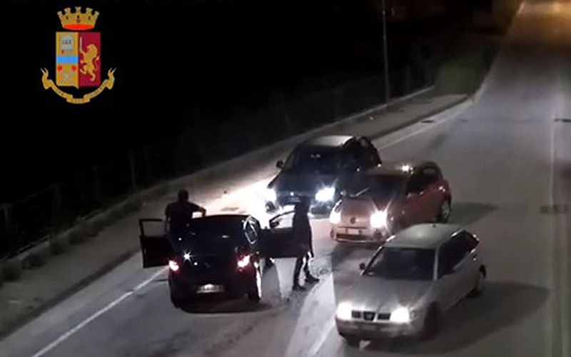 Indegno della maglia. Calciatore costretto a spogliarsi (video)