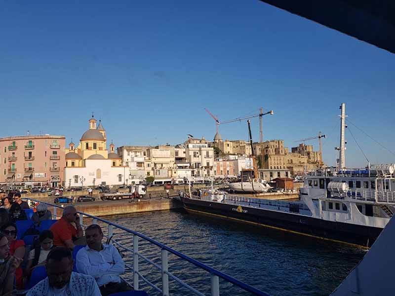 Pozzuoli, traghetto della Gestour parte con un’ora e dieci di ritardo. Turisti e ischitani inferociti