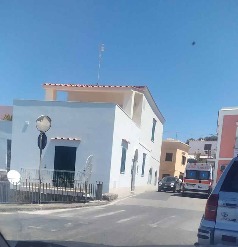Anziana investita da un bambino con la bicicletta elettrica. Entrambi sono sotto shock