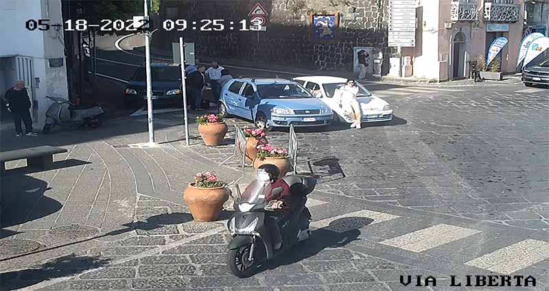 Incidente a Procida, tre persone falciate da un’auto impazzita (video)