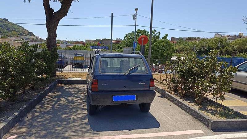 Forio. Le strisce rosa servono solo a prendere soldi?