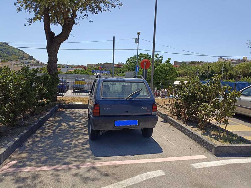 Forio. Le strisce rosa servono solo a prendere soldi?