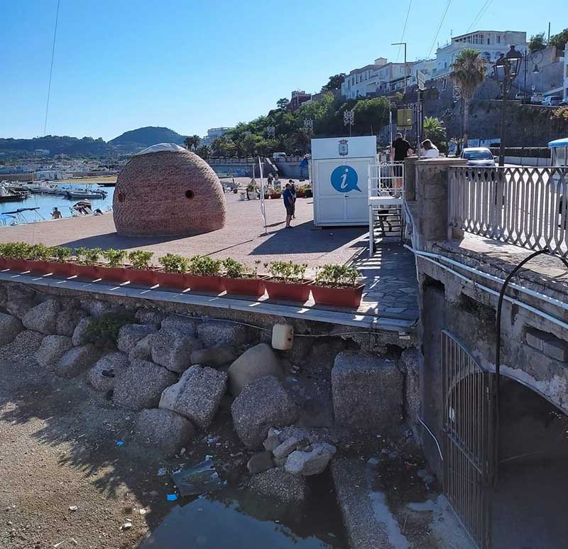 Forio. La nuova biglietteria nel Porto non è a misura per i diversamente abili