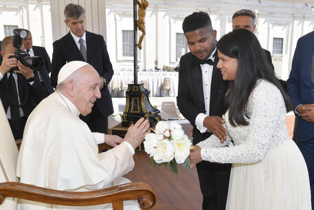 Vaticano: proporre ai fidanzati la castità prematrimoniale