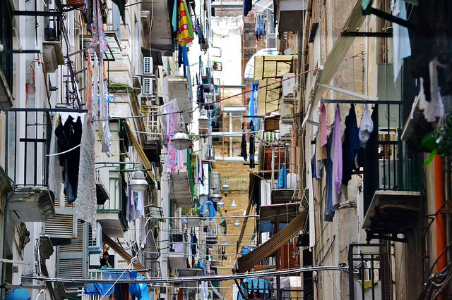 Niente panni stesi a Napoli? Divieto scongiurato. I napoletani tirano un sospiro di sollievo