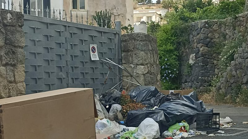 Monterone. Montagna di rifiuti fuori un cancello, il proprietario non può più entrare