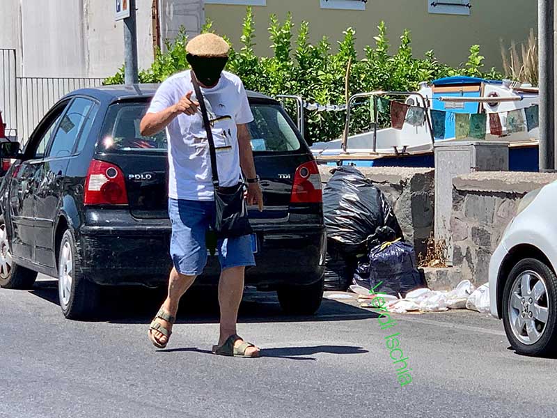 Ischia. Nonno deposita la spazzatura in pieno giorno e su uno stallo per disabili