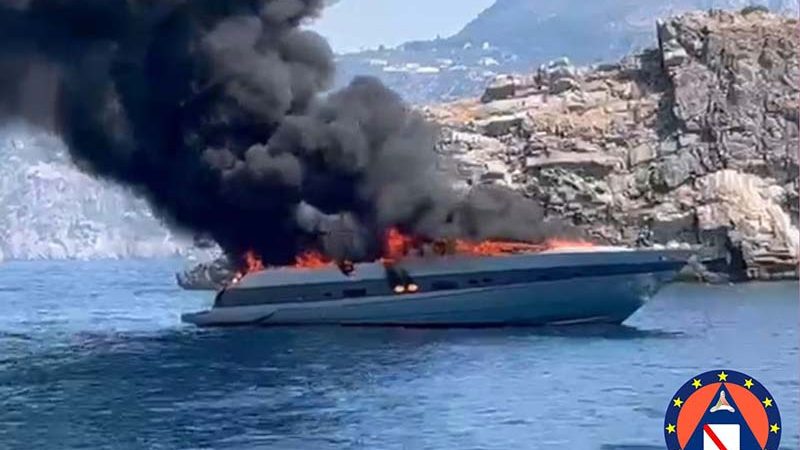 Yacht in fiamme in Costiera Amalfitana, droni della Protezione Civile sorvolano l’area per verificare inquinamento