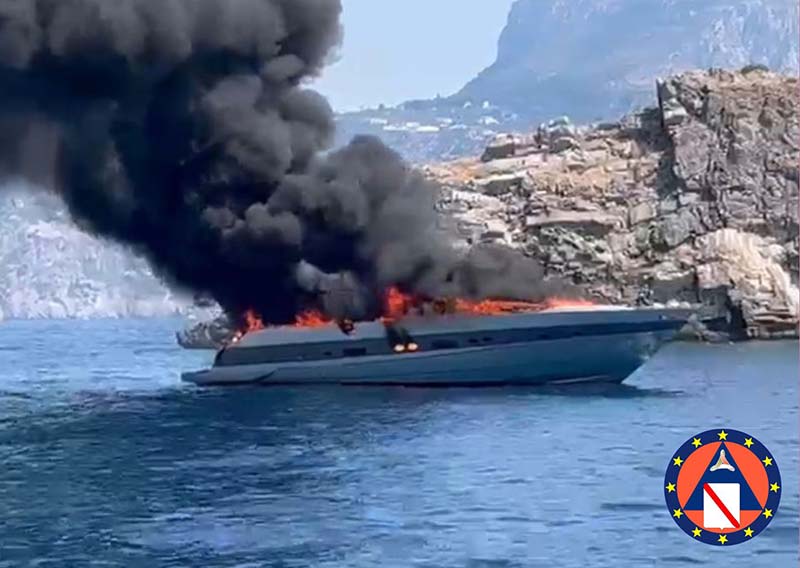 Yacht in fiamme in Costiera Amalfitana, droni della Protezione Civile sorvolano l’area per verificare inquinamento