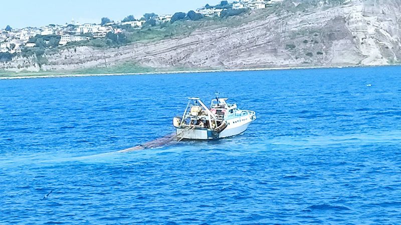 Peschereccio pulisce le reti nel canale di Procida. Traghetti e aliscafi costretti a cambiare rotta