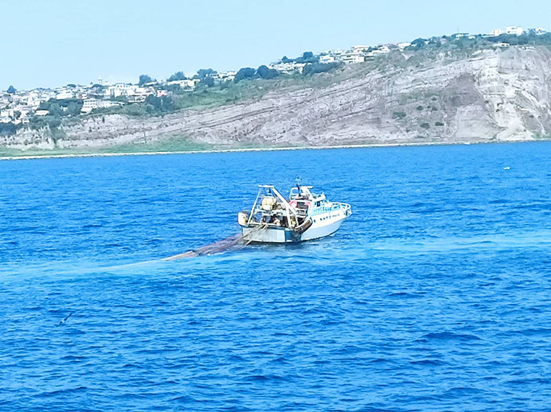 Peschereccio pulisce le reti nel canale di Procida. Traghetti e aliscafi costretti a cambiare rotta