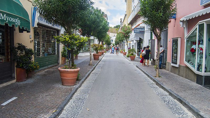 Il sindaco Enzo Ferrandino firma l’ordinanza del silenzio. Giusto o sbagliato?