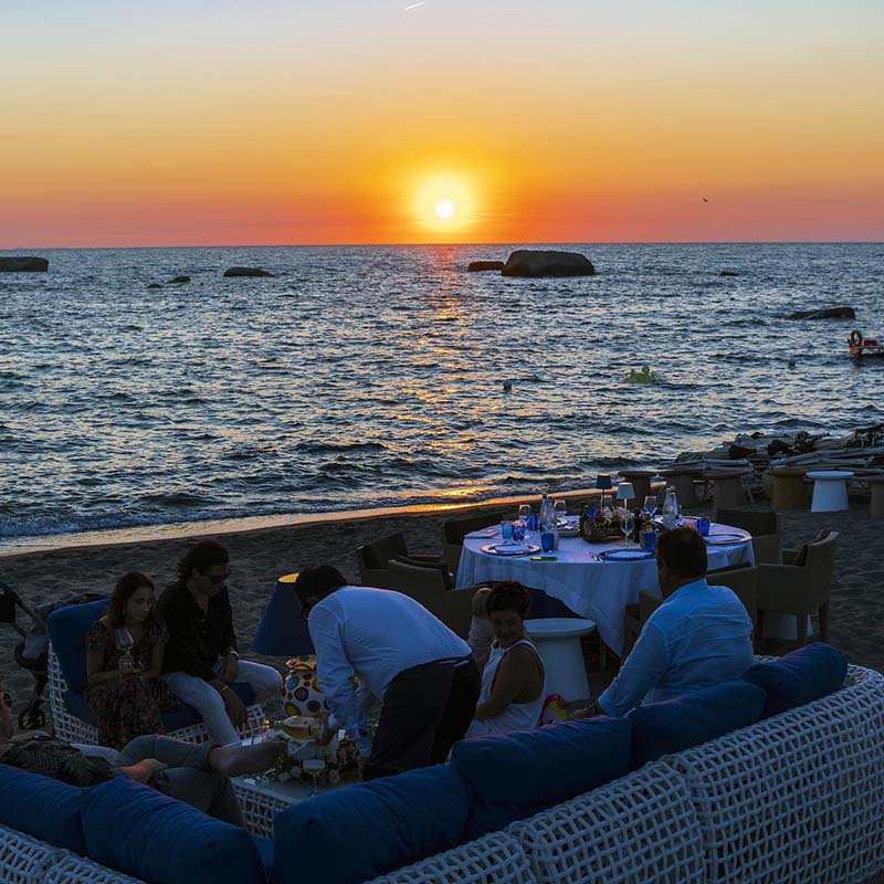 ESCLUSIVA Forio. Serata privata da brividi al Gabbiano Beach in onore a Freddy Mercury (video)