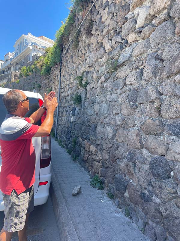 Forio. Pericolo caduta pietre dal muro di cinta di Monticchio