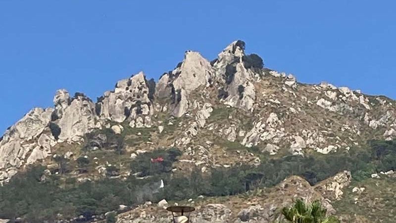 Elicottero dei vigili del fuoco ancora in azione sulla montagna per smorzare gli ultimi focolai